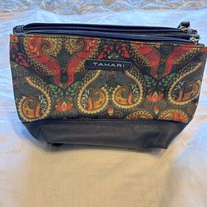 NWOT Tahari Pyramid Blue Paisley Makeup Case. See measurements.